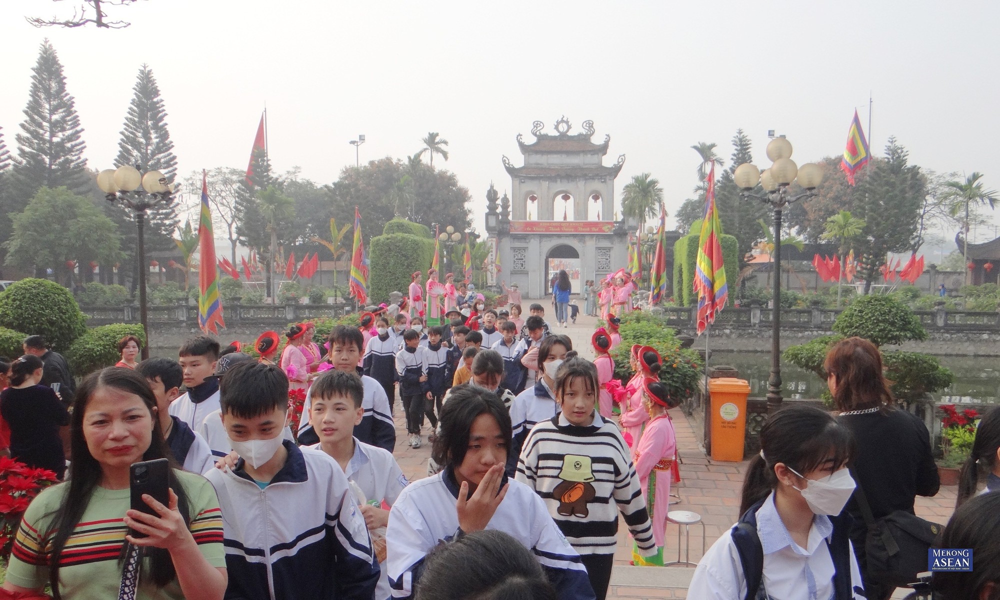 Đ&ocirc;ng đảo c&aacute;c đại biểu, nh&acirc;n d&acirc;n, du kh&aacute;ch thập phương v&agrave; c&aacute;c gi&aacute;o vi&ecirc;n, học sinh về dự lễ hội truyền thống m&ugrave;a xu&acirc;n Văn miếu Mao Điền năm 2023.