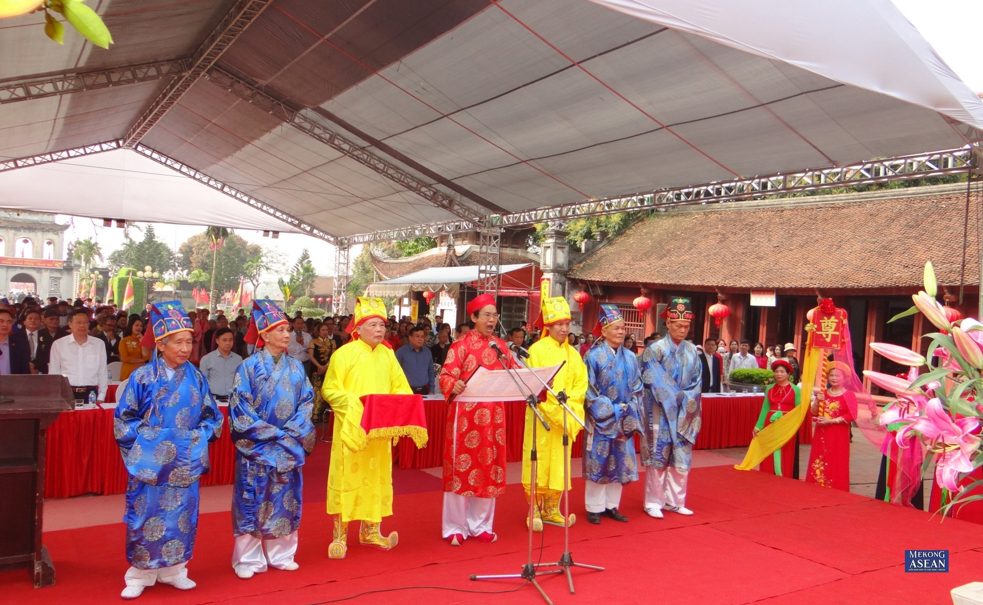 Đọc văn tế Khổng Tử v&agrave; c&aacute;c vị đại khoa người Việt được phối thờ ở Văn miếu Mao Điền.