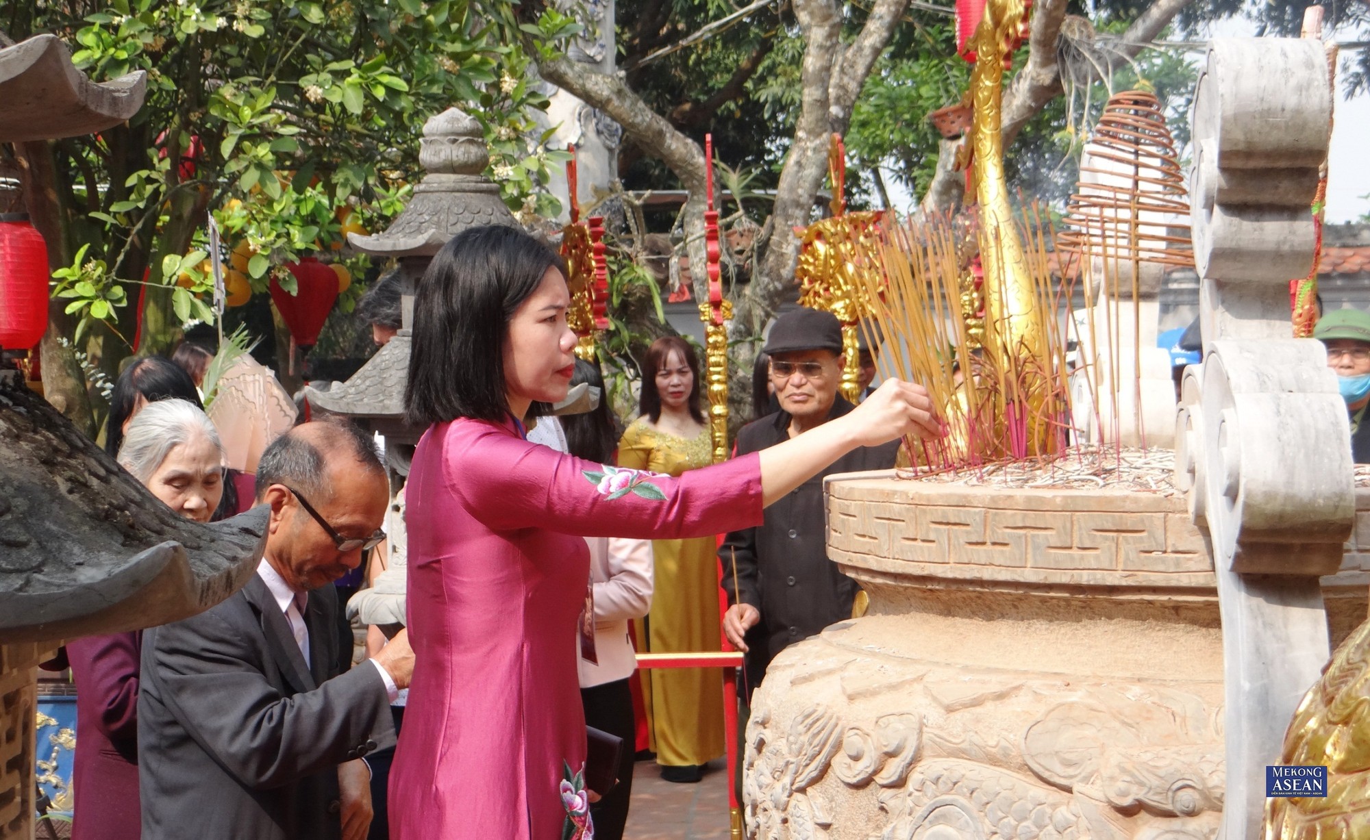 C&aacute;c đại biểu, nh&acirc;n d&acirc;n, du kh&aacute;ch thập phương&hellip; d&acirc;ng hương.