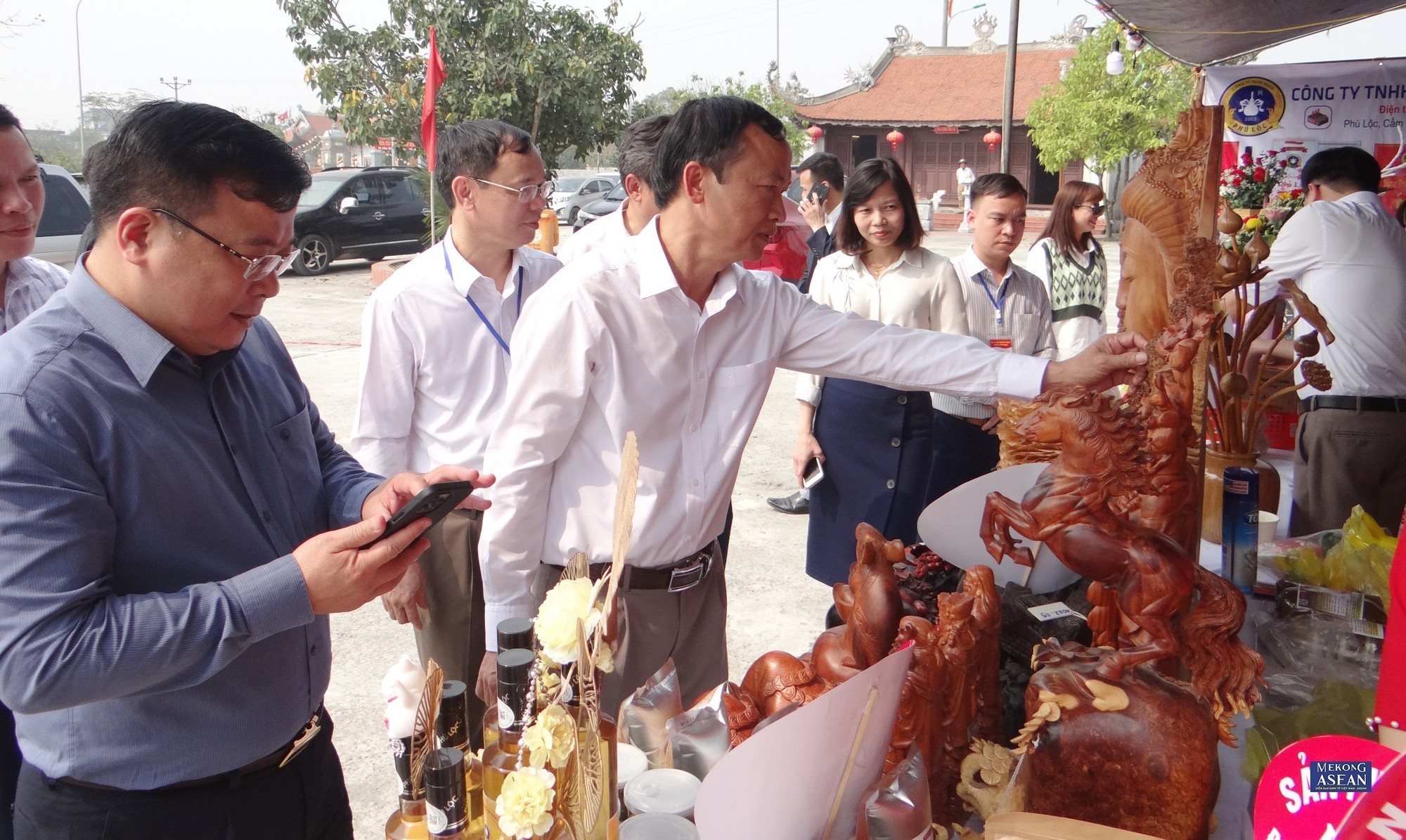 Tại lễ hội năm nay c&oacute; c&aacute;c gian h&agrave;ng trưng b&agrave;y c&aacute;c sản phẩm OCOP, sản phẩm đặc trưng của huyện Cẩm Gi&agrave;ng ph&iacute;a s&acirc;n ngo&agrave;i Văn miếu Mao Điền.
