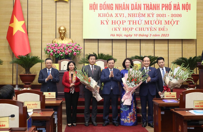 L&atilde;nh đạo TP H&agrave; Nội tặng hoa ch&uacute;c mừng T&acirc;n Ph&oacute; Chủ tịch UBND TP H&agrave; Nội Vũ Thu H&agrave; (&aacute;o d&agrave;i xanh) v&agrave; c&aacute;c Ủy vi&ecirc;n UBND Th&agrave;nh phố. Ảnh: VGP