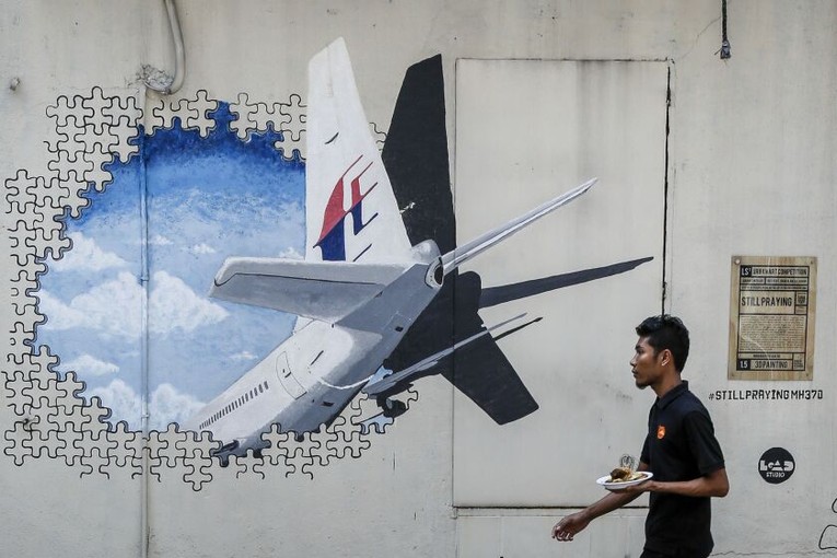 Bức tranh tường vẽ chiếc m&aacute;y bay MH370, năm 2016. Ảnh: AP