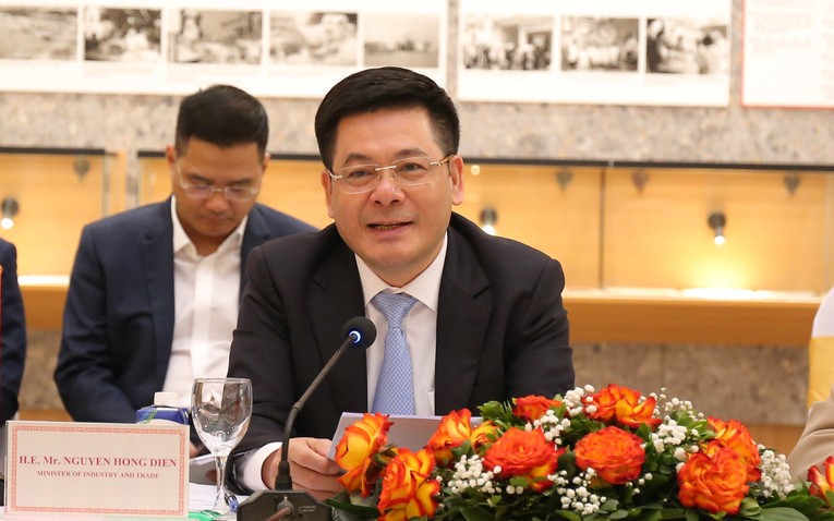 Bộ trưởng C&ocirc;ng Thương Nguyễn Hồng Di&ecirc;n đề nghị hợp t&aacute;c với Vương quốc Anh về 3 nội dung gồm ph&aacute;t triển điện hạt nh&acirc;n, đ&agrave;o tạo nguồn nh&acirc;n lực v&agrave; chuyển giao c&ocirc;ng nghệ v&agrave; tư vấn ch&iacute;nh s&aacute;ch. Ảnh: Bộ C&ocirc;ng Thương