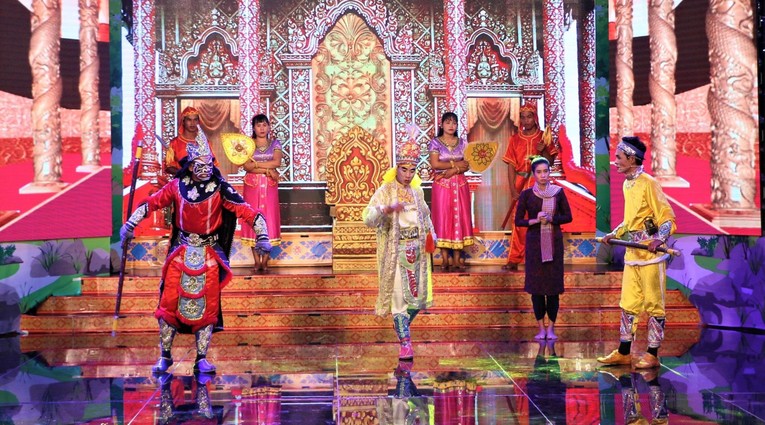 Vở D&ugrave; K&ecirc; &amp;amp;amp;quot;Giữ y&ecirc;n bờ c&otilde;i&amp;amp;amp;quot; do CLB văn h&oacute;a ch&ugrave;a Bốn Mặt (huyện Ch&acirc;u Th&agrave;nh, S&oacute;c Trăng) biểu diễn. Nguồn: VOV.