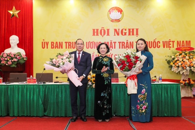 B&agrave; Trương Thị Mai, Thường trực Ban B&iacute; thư Trung ương Đảng, ch&uacute;c mừng b&agrave; Nguyễn Thị Thu H&agrave; v&agrave; &ocirc;ng Ho&agrave;ng C&ocirc;ng Thủy l&agrave; 2 t&acirc;n Ph&oacute; Chủ tịch Ủy ban Trung ương MTTQ Việt Nam. Ảnh: MTTQ Việt Nam