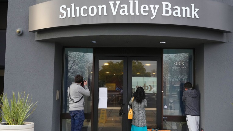 Silicon Valley Bank (SVB) - ng&acirc;n h&agrave;ng cho vay lớn thứ 16 của Mỹ với tổng t&agrave;i sản ước t&iacute;nh khoảng 200 tỷ USD, sụp đổ h&ocirc;m 10/3.