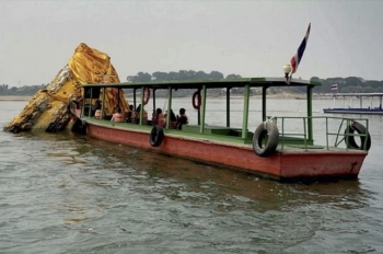 Phế tích bảo tháp cổ nổi lên giữa sông Mekong tại Thái Lan