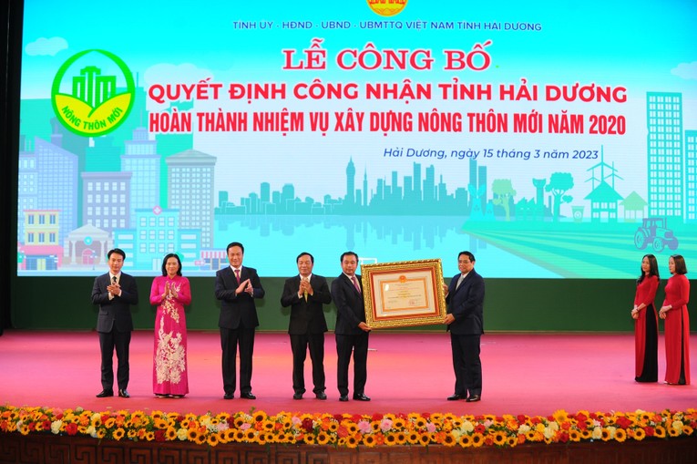 Thủ tướng Ch&iacute;nh phủ Phạm Minh Ch&iacute;nh trao quyết định c&ocirc;ng nhận tỉnh Hải Dương ho&agrave;n th&agrave;nh nhiệm vụ x&acirc;y dựng n&ocirc;ng th&ocirc;n mới.