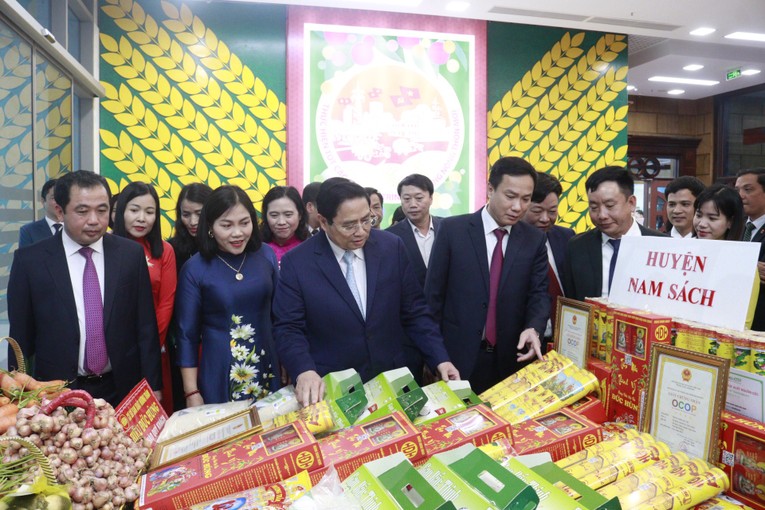 Thủ tướng Ch&iacute;nh phủ v&agrave; c&aacute;c đại biểu thăm c&aacute;c gian h&agrave;ng trưng b&agrave;y, giới thiệu sản phẩm ti&ecirc;u biểu của tỉnh Hải Dương tại Trung t&acirc;m Văn h&oacute;a xứ Đ&ocirc;ng.