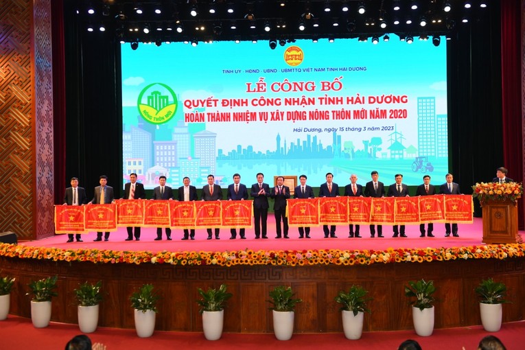 L&atilde;nh đạo tỉnh Hải Dương trao cờ thi đua cho c&aacute;c tập thể c&oacute; th&agrave;nh t&iacute;ch xuất sắc trong x&acirc;y dựng n&ocirc;ng th&ocirc;n mới.