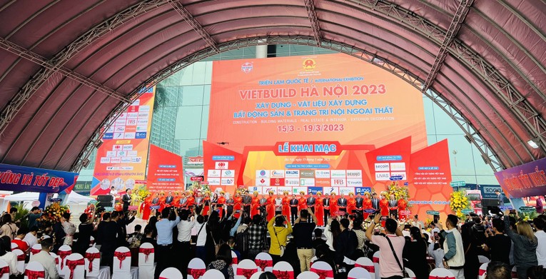 Đại biểu cắt băng Khai mạc Triển l&atilde;m Quốc tế Vietbuild H&agrave; Nội năm 2023 lần thứ nhất. Nguồn: VIETBUILD.