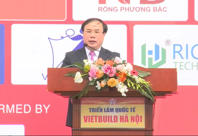 Thứ trưởng Bộ X&acirc;y dựng Nguyễn Văn Sinh ph&aacute;t biểu tại lễ khai mạc.