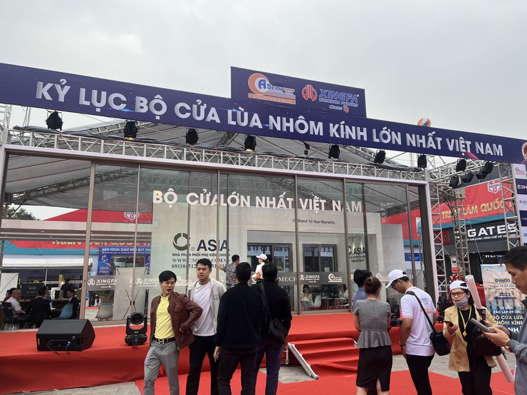 Gian h&agrave;ng trưng b&agrave;y bộ cửa l&ugrave;a nh&ocirc;m k&iacute;nh lớn nhất Việt Nam của C&ocirc;ng ty AseanWindow. Ảnh: Thu Thảo.