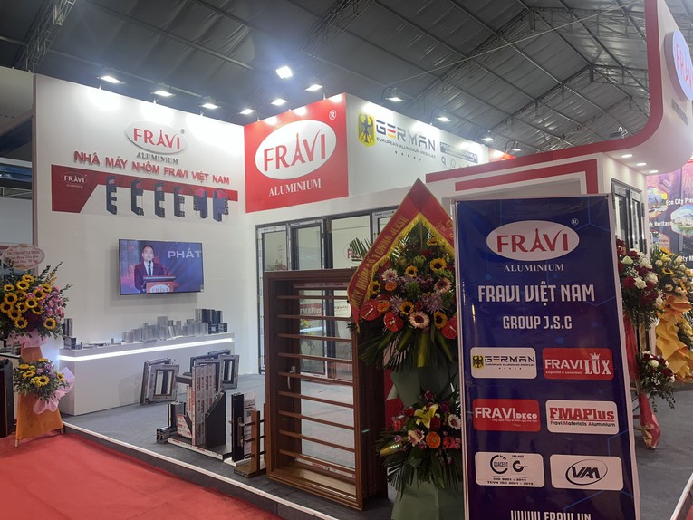 Rất nhiều doanh nghiệp ng&agrave;nh nh&ocirc;m g&oacute;p mặt trong triển l&atilde;m Vietbuild lần n&agrave;y. Ảnh: Thu Thảo.