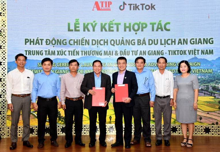 Trung t&acirc;m X&uacute;c tiến Thương mại v&agrave; Đầu tư tỉnh An Giang v&agrave; TikTok Việt Nam k&yacute; kết bản ghi nhớ hợp t&aacute;c quảng b&aacute; du lịch.