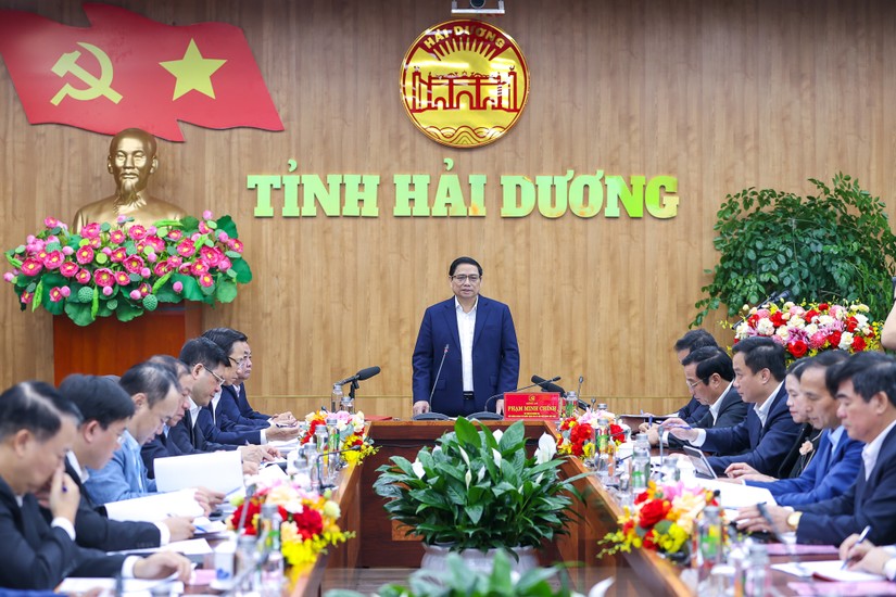 Thủ tướng Phạm Minh Ch&iacute;nh v&agrave; đo&agrave;n c&ocirc;ng t&aacute;c l&agrave;m việc với Ban Thường vụ Tỉnh ủy Hải Dương. Ảnh: VGP