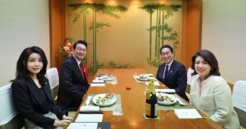Lãnh đạo Nhật - Hàn cùng ăn lẩu, uống bia sau khi họp thượng đỉnh
