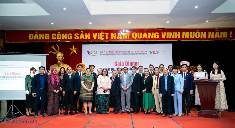 Đại diện c&aacute;c đại sứ qu&aacute;n chụp ảnh kỷ niệm c&ugrave;ng Hội VASEAN tại Gala dinner. Ảnh: Qu&aacute;ch Sơn.