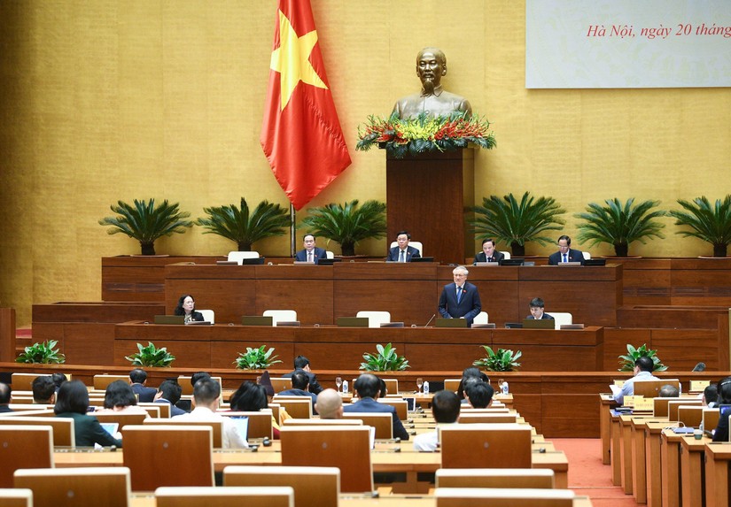 Ch&aacute;nh &aacute;n TAND Tối cao Nguyễn Ho&agrave; B&igrave;nh trả lời chất vấn. Ảnh: Quochoi