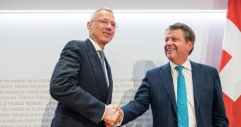 Cổ phiếu UBS giảm 14% và Credit Suisse giảm 63% sau thương vụ mua lại