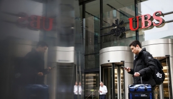 Nguy cơ hàng nghìn nhân viên bị sa thải khi UBS hợp nhất Credit Suisse
