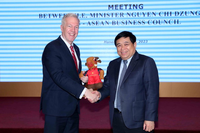 &Ocirc;ng Ted Osius, Chủ tịch ki&ecirc;m Tổng gi&aacute;m đốc USABC nhận qu&agrave; kỷ niệm từ Bộ trưởng Nguyễn Ch&iacute; Dũng. Ảnh: MPI.