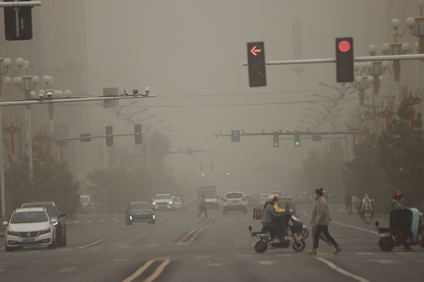 Bầu kh&ocirc;ng kh&iacute; &ocirc; nhiễm bởi bụi PM10 tại Trang Dịch, Cam T&uacute;c, Trung Quốc ng&agrave;y 20/3. Ảnh: VCG