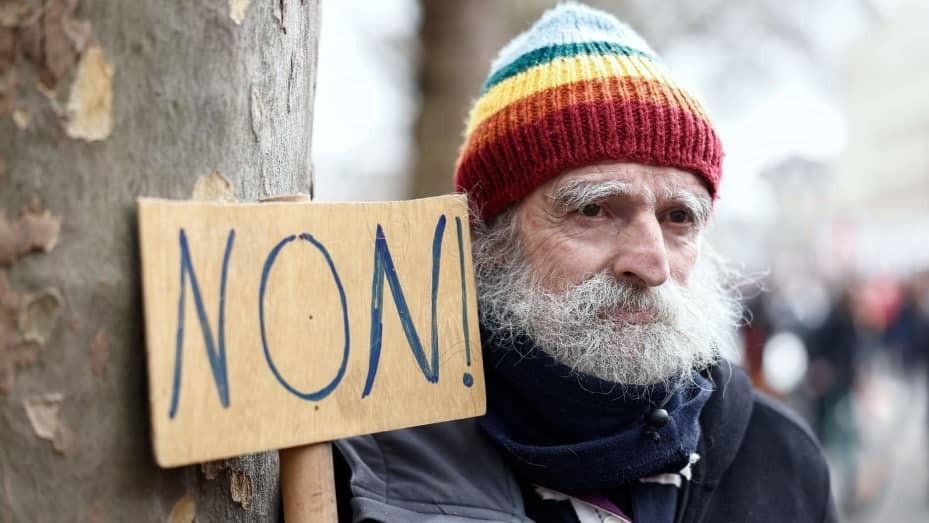 Một người đ&agrave;n &ocirc;ng ở Lille, miền bắc nước Ph&aacute;p, giơ biểu ngữ &amp;amp;amp;quot;kh&ocirc;ng&amp;amp;amp;quot; tại cuộc biểu t&igrave;nh ng&agrave;y 23/3. Ảnh: Getty Images