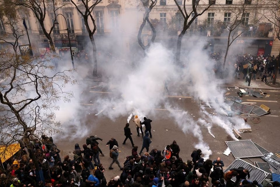 Cảnh s&aacute;t sử dụng hơi cay để giải t&aacute;n đ&aacute;m đ&ocirc;ng tại Paris, Ph&aacute;p ng&agrave;y 23/3. Ảnh: Reuters
