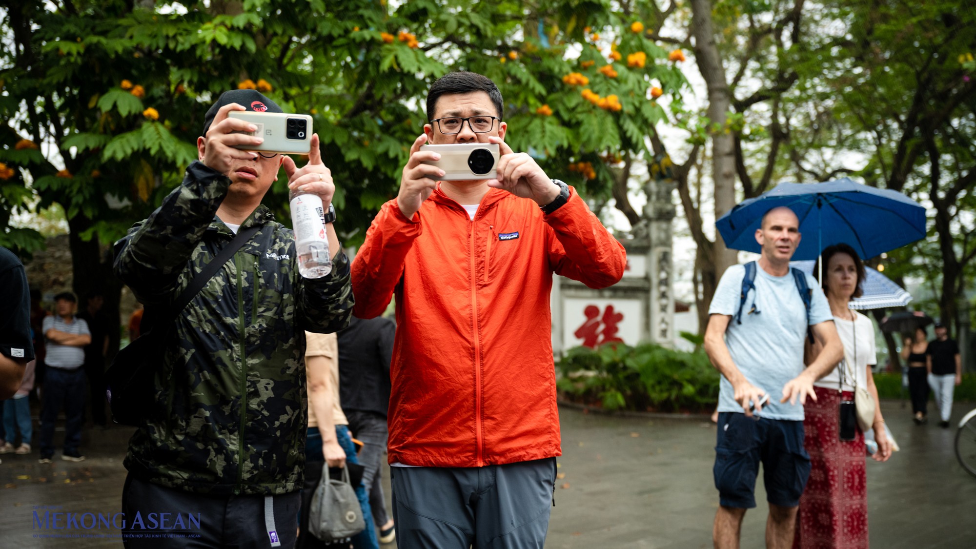 Du kh&aacute;ch nước ngo&agrave;i tranh thủ ghi lại nghi lễ đặc biệt n&agrave;y.