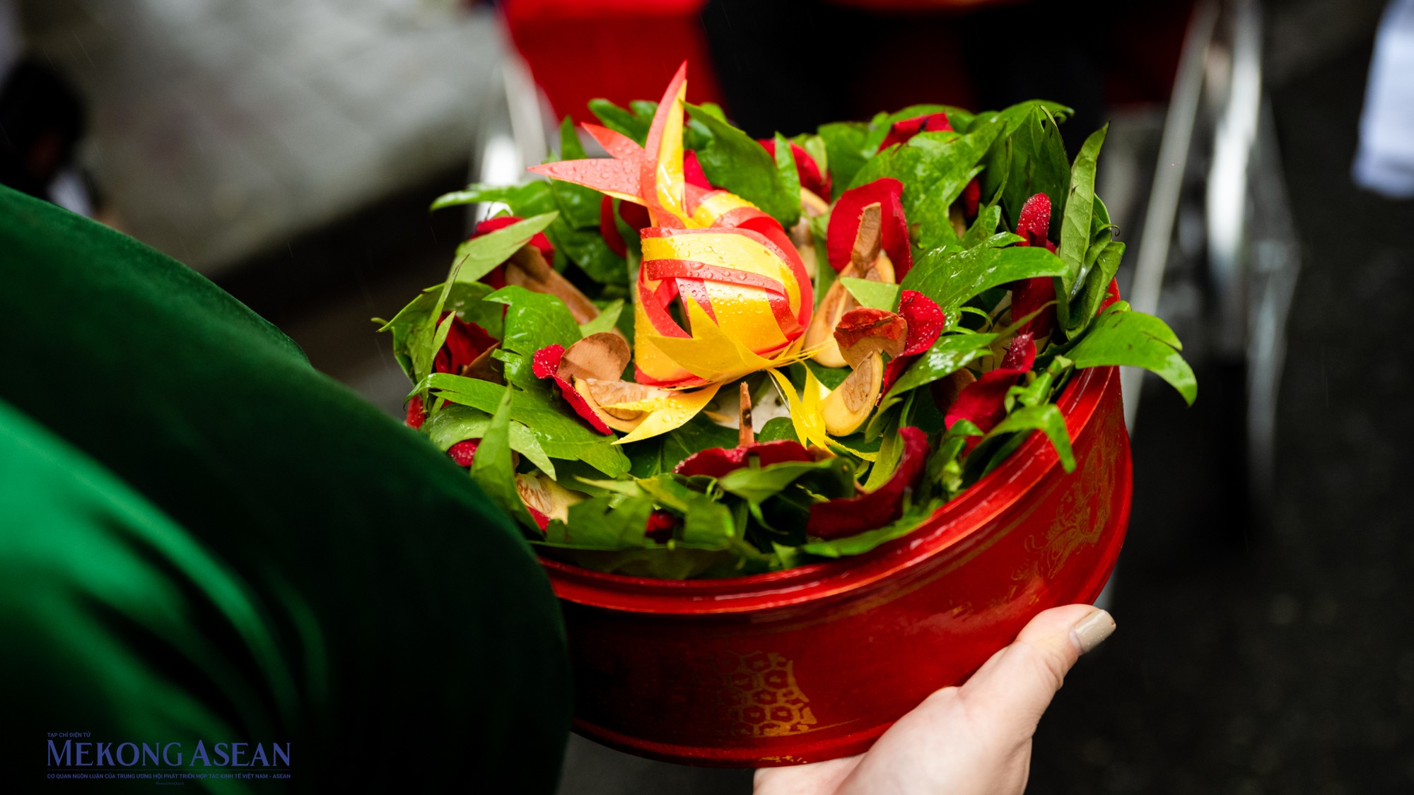 Tr&aacute;p xin d&acirc;u gồm 9 quả cau, 9 l&aacute; trầu được t&ecirc;m c&aacute;nh phượng c&ugrave;ng 9 tờ tiền c&ugrave;ng mệnh gi&aacute;.