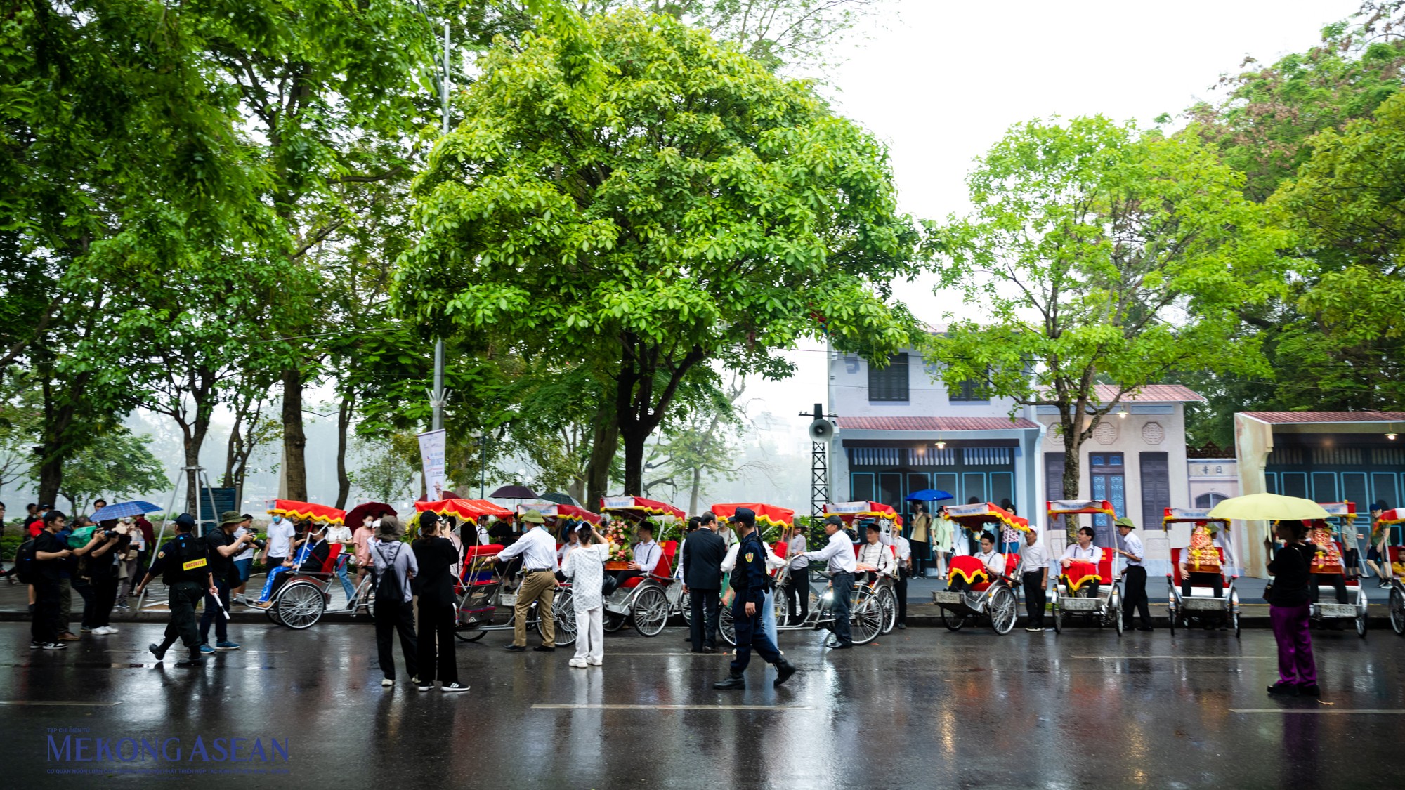 Đo&agrave;n x&iacute;ch l&ocirc; thu h&uacute;t sự ch&uacute; &yacute; của người đi đường.