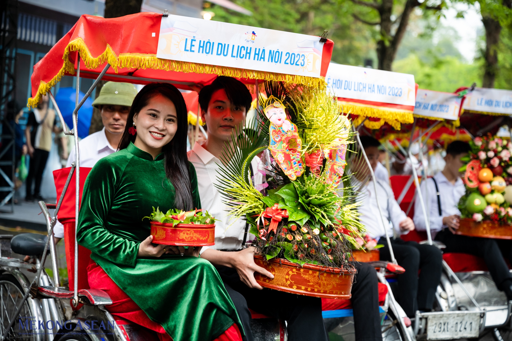 Đo&agrave;n rước d&acirc;u với đầy đủ th&agrave;nh phần tham dự cũng như nghi lễ.