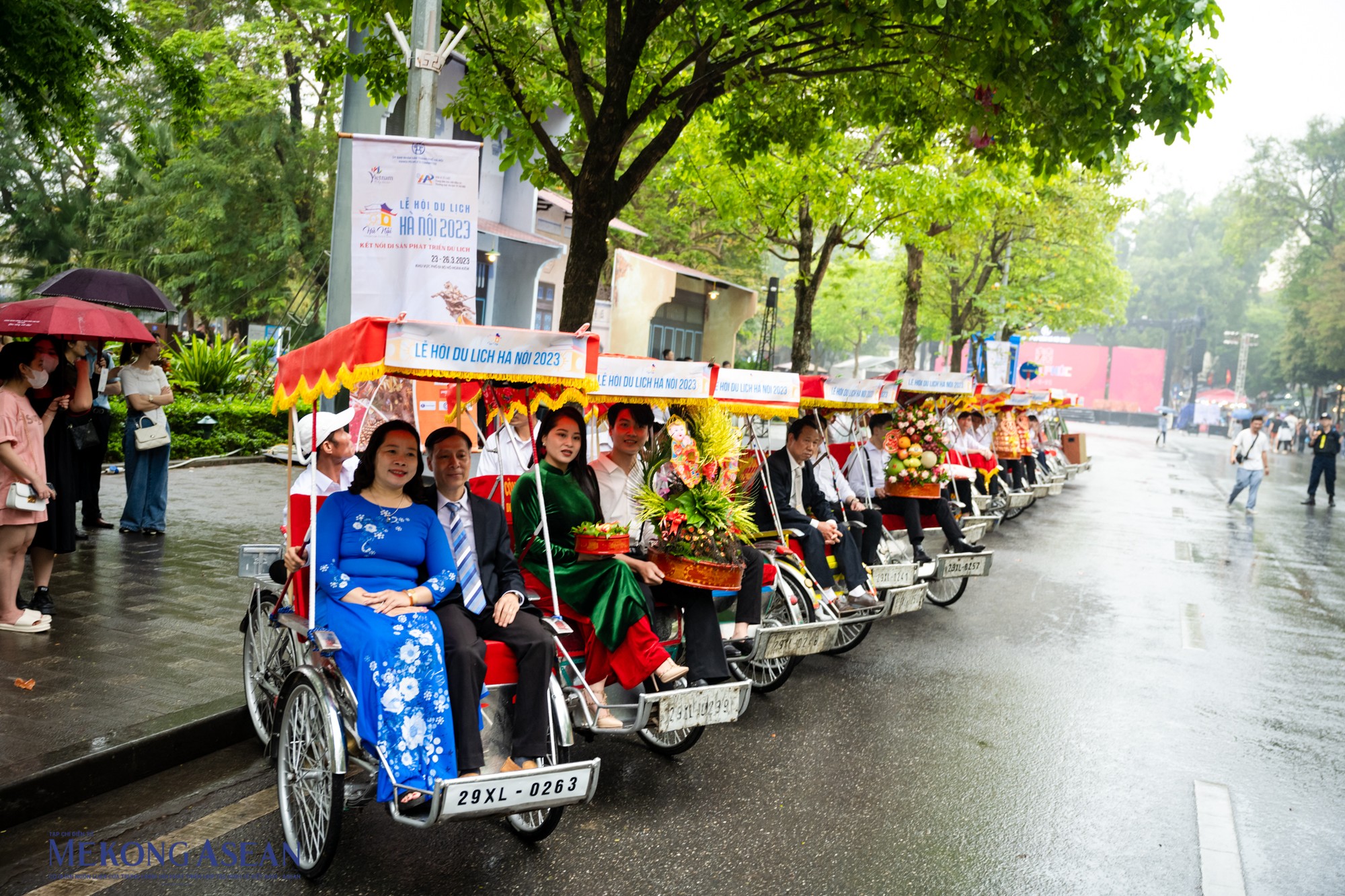 H&igrave;nh ảnh đo&agrave;n đ&oacute;n d&acirc;u của nh&agrave; trai được sắp xếp theo thứ tự ban bậc được ấn định từ trước. Đi đầu bằng &ocirc;ng b&agrave;, cha mẹ rồi đến ch&uacute; rể v&agrave; đội b&ecirc; tr&aacute;p ăn hỏi xin d&acirc;u, bạn b&egrave; người th&acirc;n đi sau c&ugrave;ng.