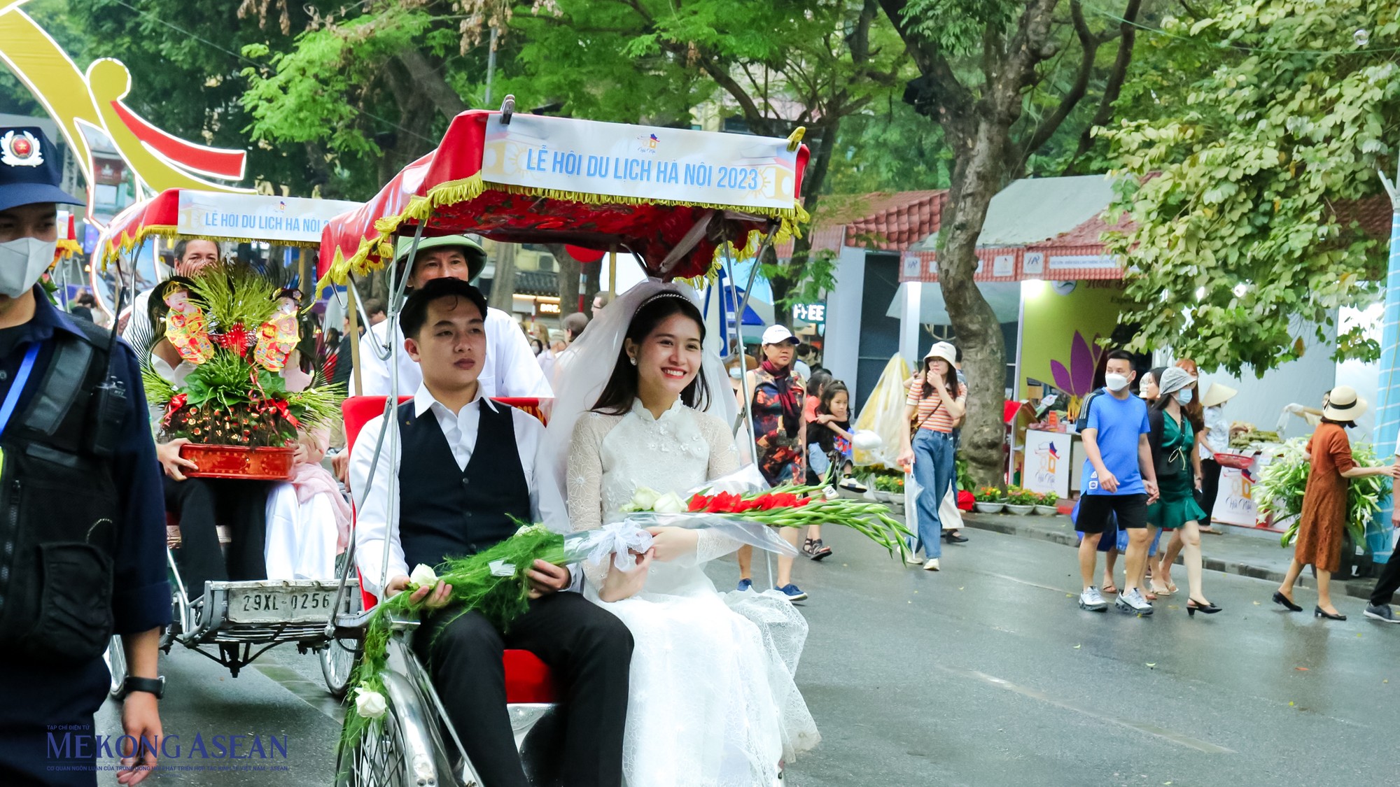 C&ocirc; d&acirc;u v&agrave; ch&uacute; rể tr&ecirc;n x&iacute;ch l&ocirc; về nh&agrave; chồng.