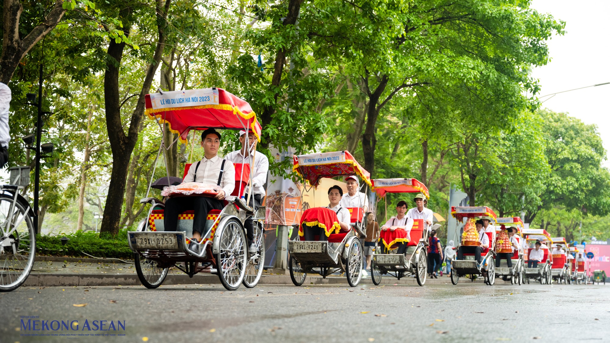 Đo&agrave;n x&iacute;ch l&ocirc; đưa nh&agrave; trai sang nh&agrave; g&aacute;i l&agrave;m lễ ăn hỏi v&agrave; xin đ&oacute;n d&acirc;u.