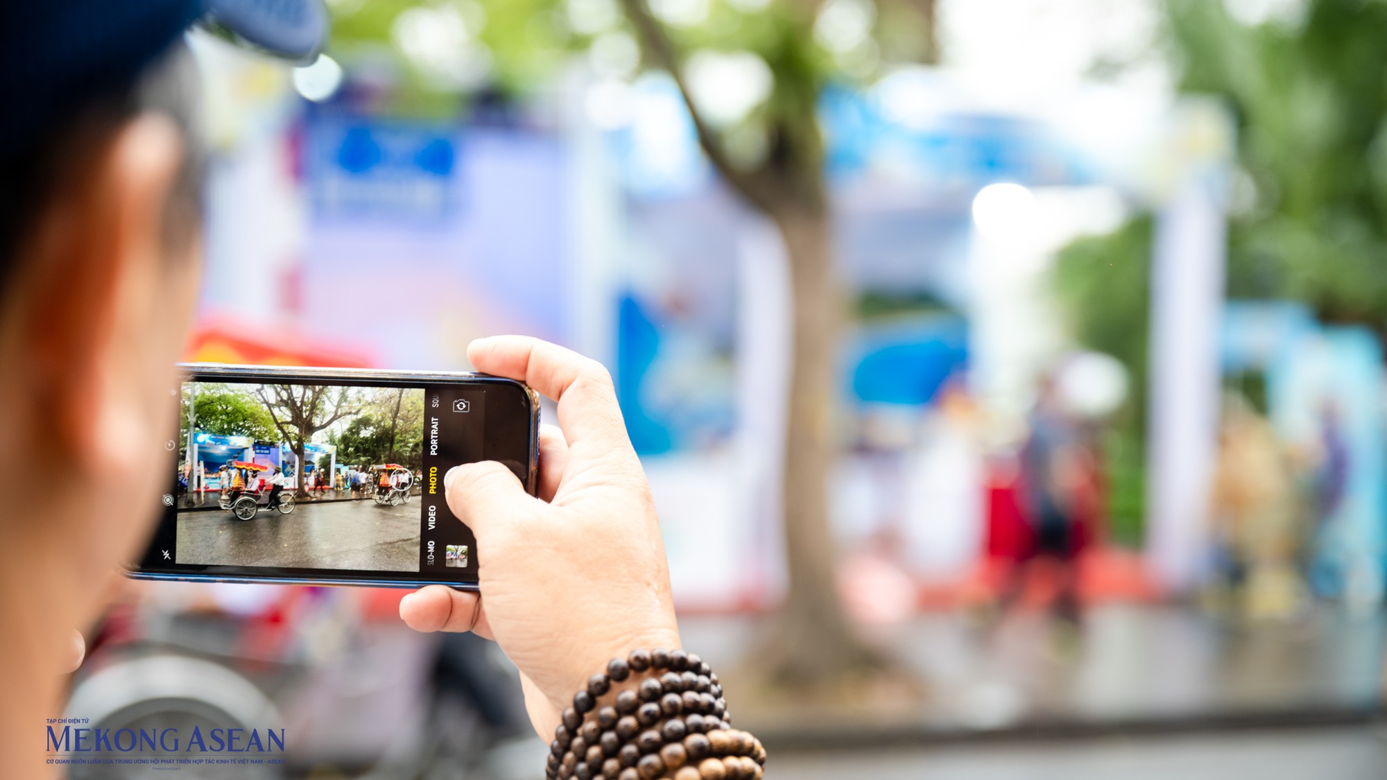 Do khoảng c&aacute;ch thời gian lễ cưới hiện đại đ&atilde; được r&uacute;t gọn n&ecirc;n việc t&aacute;i hiện một lễ cưới chuẩn H&agrave; Nội xưa như một dịp để &ocirc;n lại kỷ niệm cũ.