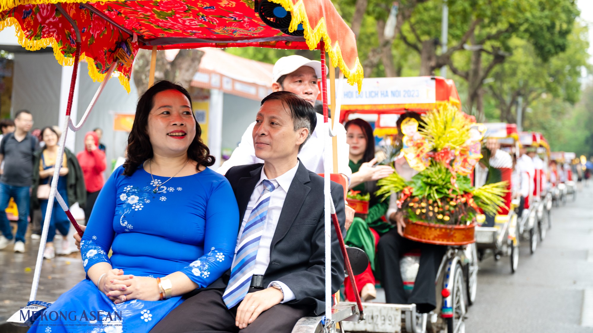 Bố mẹ ch&uacute; rể h&agrave;o hứng đi đ&oacute;n con d&acirc;u.