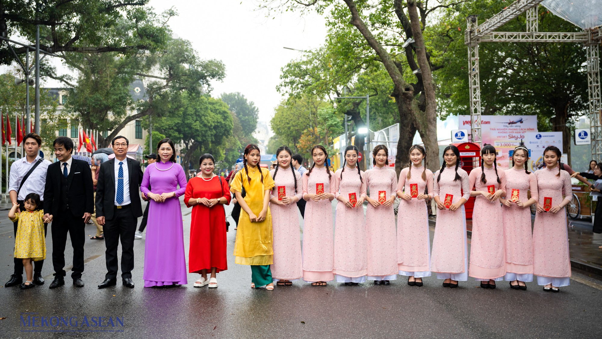 Cảnh nh&agrave; g&aacute;i gồm đầy đủ c&aacute;c th&agrave;nh phần tham gia đứng đ&oacute;n kh&aacute;ch, đợi nh&agrave; trai.