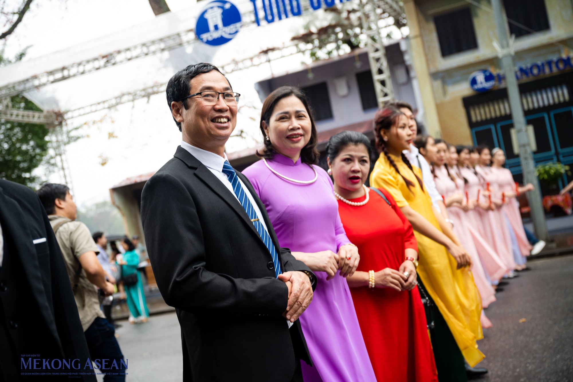 Gia đ&igrave;nh nh&agrave; g&aacute;i xếp th&agrave;nh h&agrave;ng thực hiện nghi lễ đ&oacute;n nh&agrave; trai.