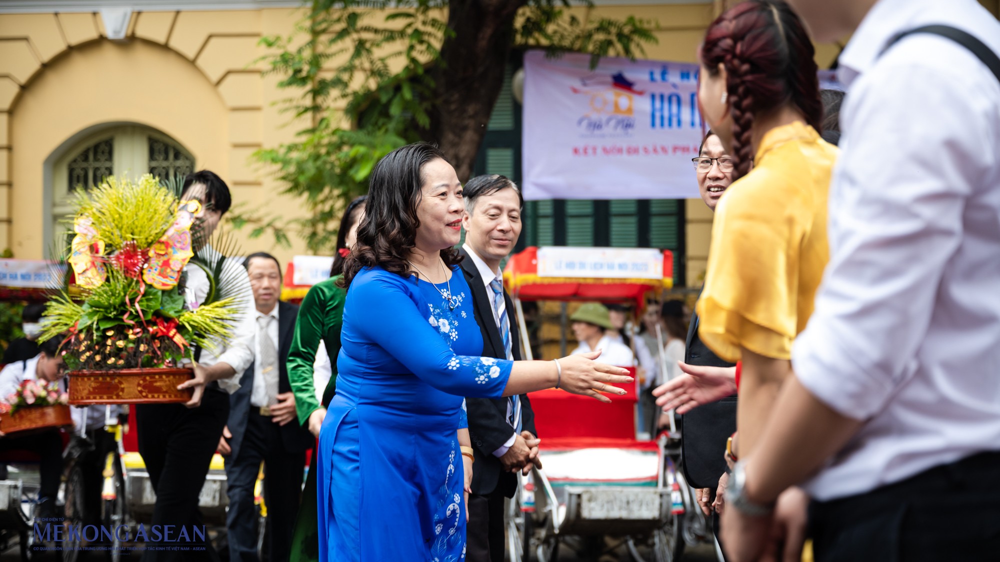 Quan vi&ecirc;n hai họ ch&agrave;o hỏi nhau.