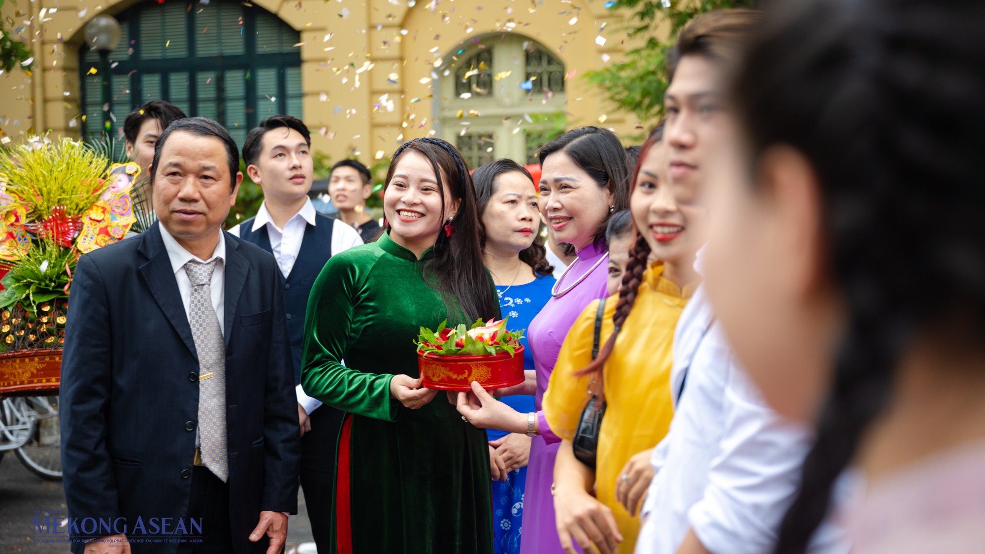 Nh&agrave; trai v&agrave; nh&agrave; g&aacute;i gặp nhau v&agrave; trao nhận c&aacute;c lễ vật c&ugrave;ng tr&aacute;p nhỏ xin d&acirc;u.