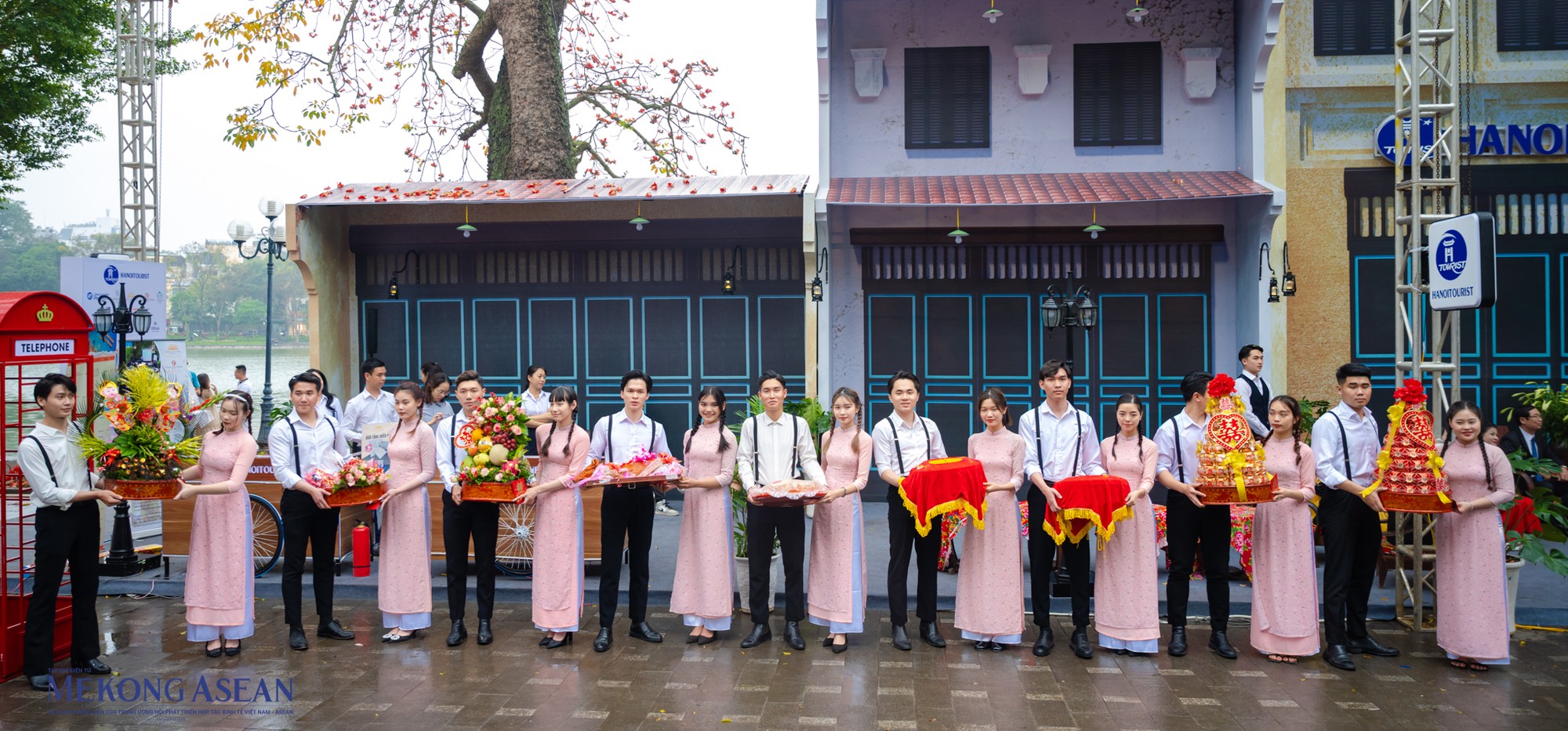 D&agrave;n trai xinh g&aacute;i đẹp đỡ tr&aacute;p để d&acirc;ng l&ecirc;n tổ ti&ecirc;n b&ecirc;n nh&agrave; g&aacute;i, cầu xin sự chứng gi&aacute;m, ph&ugrave; hộ cho hạnh ph&uacute;c của con ch&aacute;u, cũng như d&acirc;ng b&aacute;o với tổ ti&ecirc;n về sự kiện trọng đại của gia đ&igrave;nh.