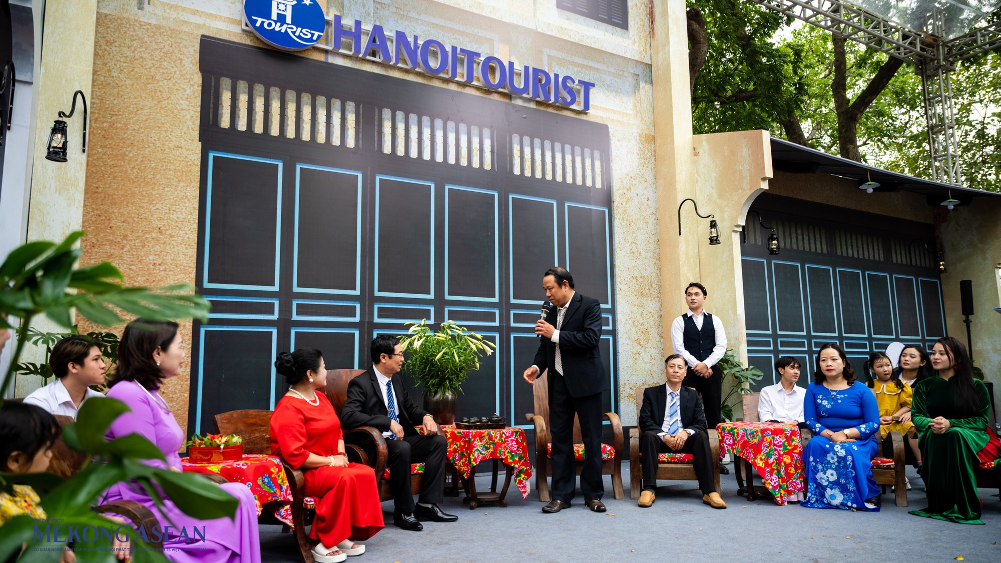 Hai gia đ&igrave;nh tr&ograve; chuyện th&acirc;n mật v&agrave; l&agrave;m những nghi lễ xin d&acirc;u trong bối cảnh ng&ocirc;i nh&agrave; xưa được dựng lại.