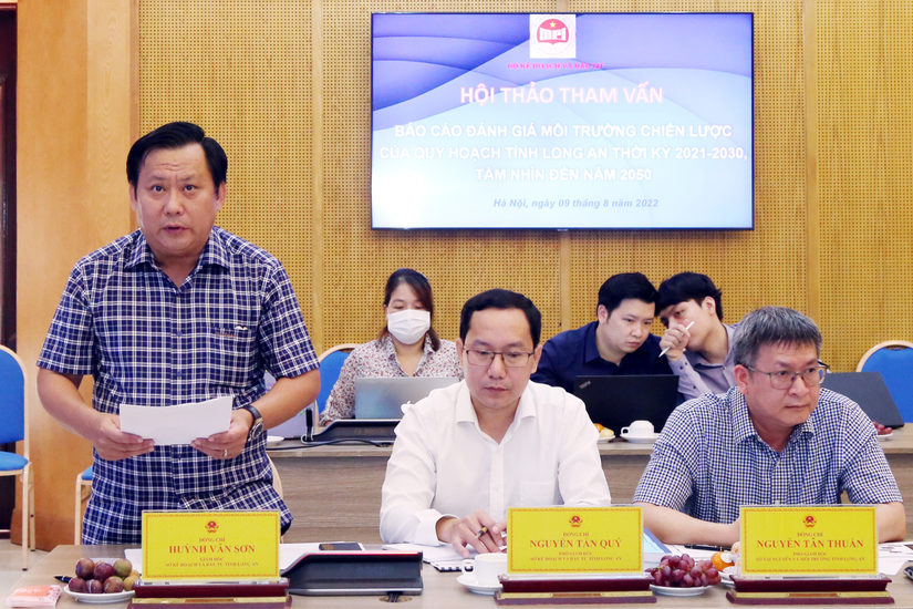 &Ocirc;ng Huỳnh Văn Sơn (đứng) nguy&ecirc;n l&agrave; Gi&aacute;m đốc Sở Kế hoạch v&agrave; Đầu tư tỉnh Long An.