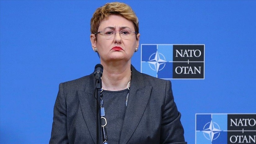 Người ph&aacute;t ng&ocirc;n NATO Oana Lungescu. Ảnh: Reuters