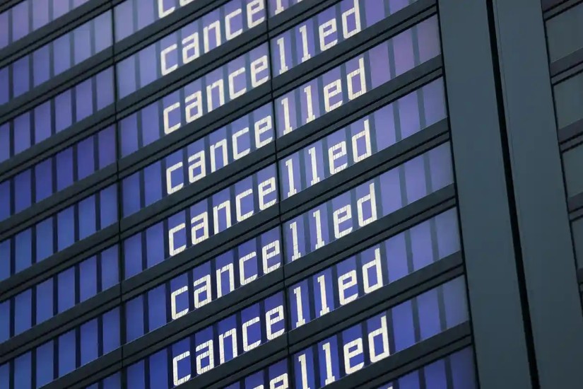 Bảng th&ocirc;ng tin khởi h&agrave;nh c&aacute;c chuyến bay b&ecirc;n trong s&acirc;n bay Munich, Đức. Ảnh: Reuters