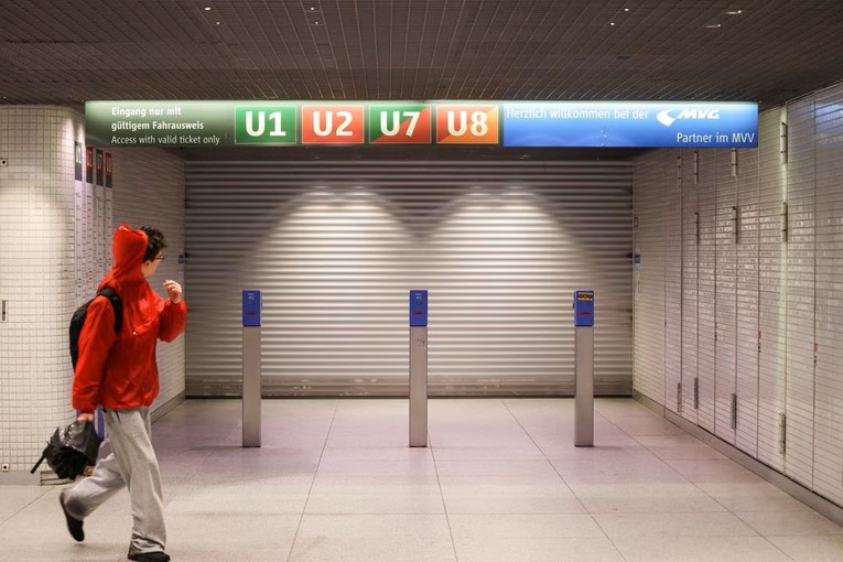 Lối v&agrave;o bị đ&oacute;ng tại một ga t&agrave;u điện ở Munich, Đức do nh&acirc;n vi&ecirc;n đ&igrave;nh c&ocirc;ng ng&agrave;y 27/3. Ảnh: Reuters
