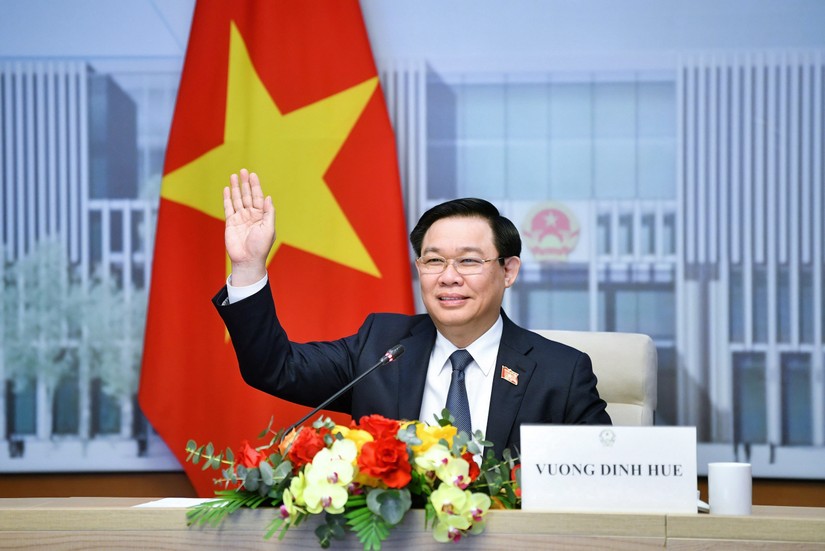 Chủ tịch Quốc hội Vương Đ&igrave;nh Huệ ch&uacute;c mừng th&agrave;nh c&ocirc;ng Đại hội XX Đảng Cộng sản Trung Quốc v&agrave; Kỳ họp thứ nhất Lưỡng hội Trung Quốc kh&oacute;a XIV, ch&uacute;c mừng &ocirc;ng Triệu Lạc Tế được bầu l&agrave;m Uỷ vi&ecirc;n trưởng Nh&acirc;n đại to&agrave;n quốc Trung Quốc. Ảnh: quochoi.vn