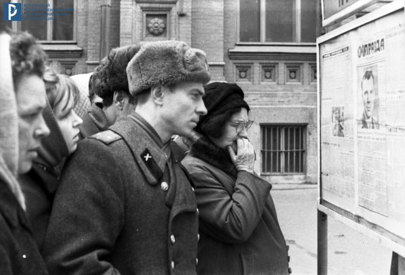 Người d&acirc;n đọc b&aacute;o về c&aacute;i chết của Yuri Gagarin ng&agrave;y 29/3/1968. Ảnh: Cục Lưu trữ Nh&agrave; nước Nga